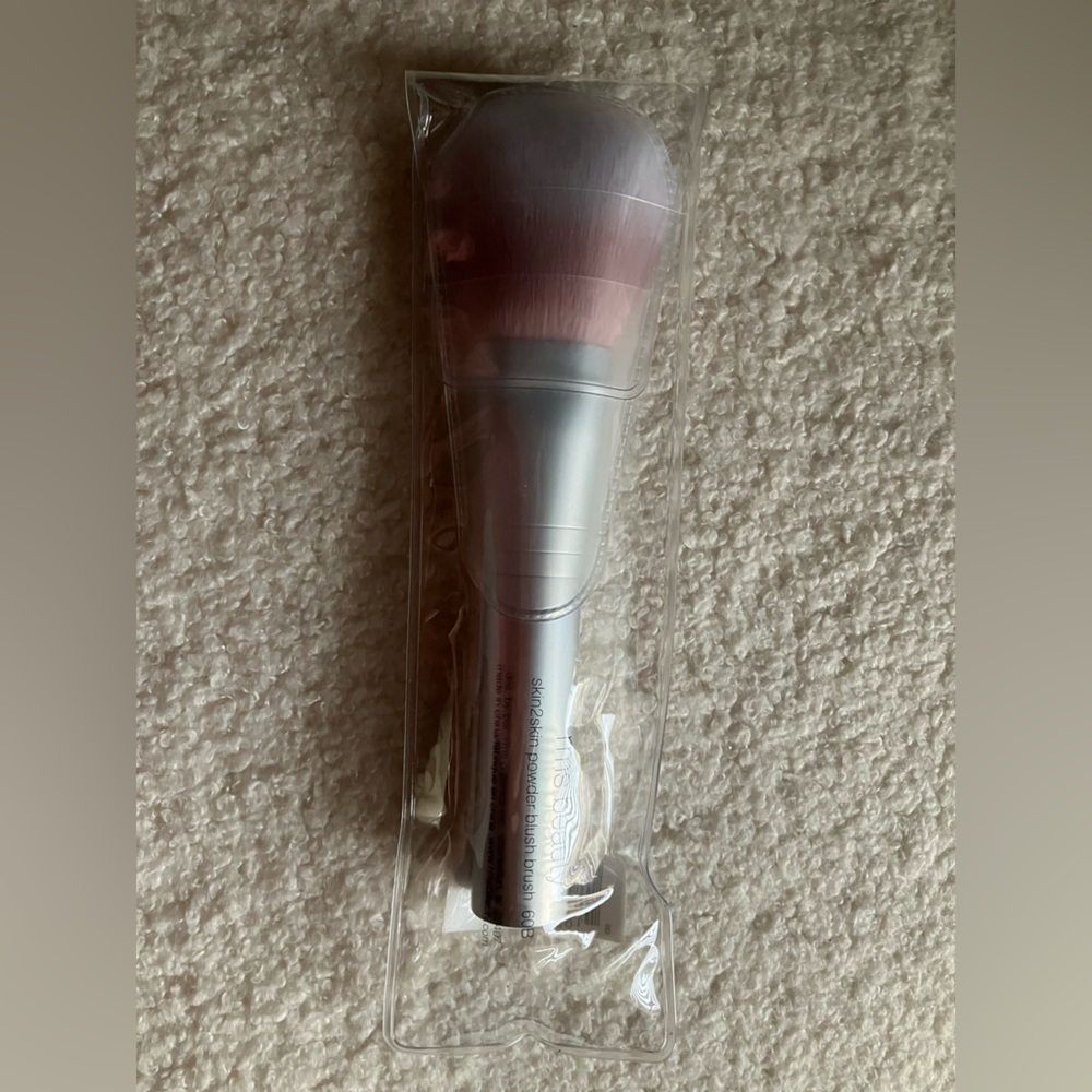 Silver and Pink Powder Blush Brush.

New in plastic sleeve.